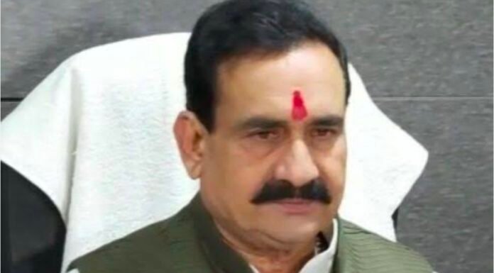 नरोत्तम किसे बोले, जिनकी चड्डियां तक फटी है, वो टोपी उछालने में लगे हुए है,,,वो हमारी कमियां निकालने में लगे है, शायराना अंदाज वाले वीडियो ने मचाई हलचल, कौन से विरोधियों पर साधा निशाना, भोपाल से निकलते ही आ गए सुर्खियों में,,,,