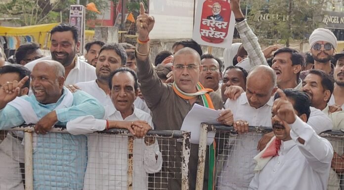 गैस की किल्लत और पेट्रोल की कमी को लेकर भडकी शहर कांग्रेस, फव्वारा चौक पर दिया धरना, पहली बार शहर में एकजुट नजर आए कांग्रेस नेता, पुरानी महिला नेत्रियों ने भी दिखाई सक्रियता,,,