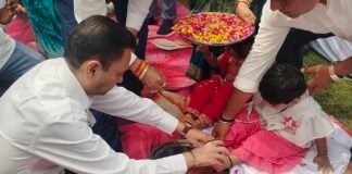 पूर्व सांसद ने पखारे कन्याओं के पांव, कन्या भोज पर लिया आशीर्वाद, भेंट दी और जिले के लिए मांगी सुख सम्रद्धि, बोले सनातन परंपरा का निर्वहन लगातार करते रहेंगे,,,