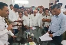 नाराज नकुलनाथ कार्यकर्ता के लिए पहुंचे कंट्रोल रुम, पुलिस अधिकारी से बोले डर का माहौल बन रहा है, कार्यवाही न हुई तो सीएम से चर्चा करुंगा, भाजपा नेता पर लगे कांग्रेस कार्यकर्ता की किडनेपिंग का आरोप,