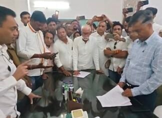 नाराज नकुलनाथ कार्यकर्ता के लिए पहुंचे कंट्रोल रुम, पुलिस अधिकारी से बोले डर का माहौल बन रहा है, कार्यवाही न हुई तो सीएम से चर्चा करुंगा, भाजपा नेता पर लगे कांग्रेस कार्यकर्ता की किडनेपिंग का आरोप,