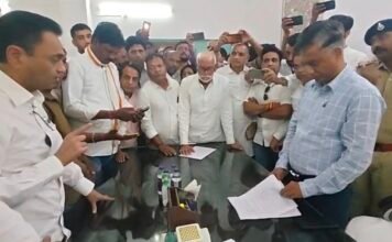 नाराज नकुलनाथ कार्यकर्ता के लिए पहुंचे कंट्रोल रुम, पुलिस अधिकारी से बोले डर का माहौल बन रहा है, कार्यवाही न हुई तो सीएम से चर्चा करुंगा, भाजपा नेता पर लगे कांग्रेस कार्यकर्ता की किडनेपिंग का आरोप,